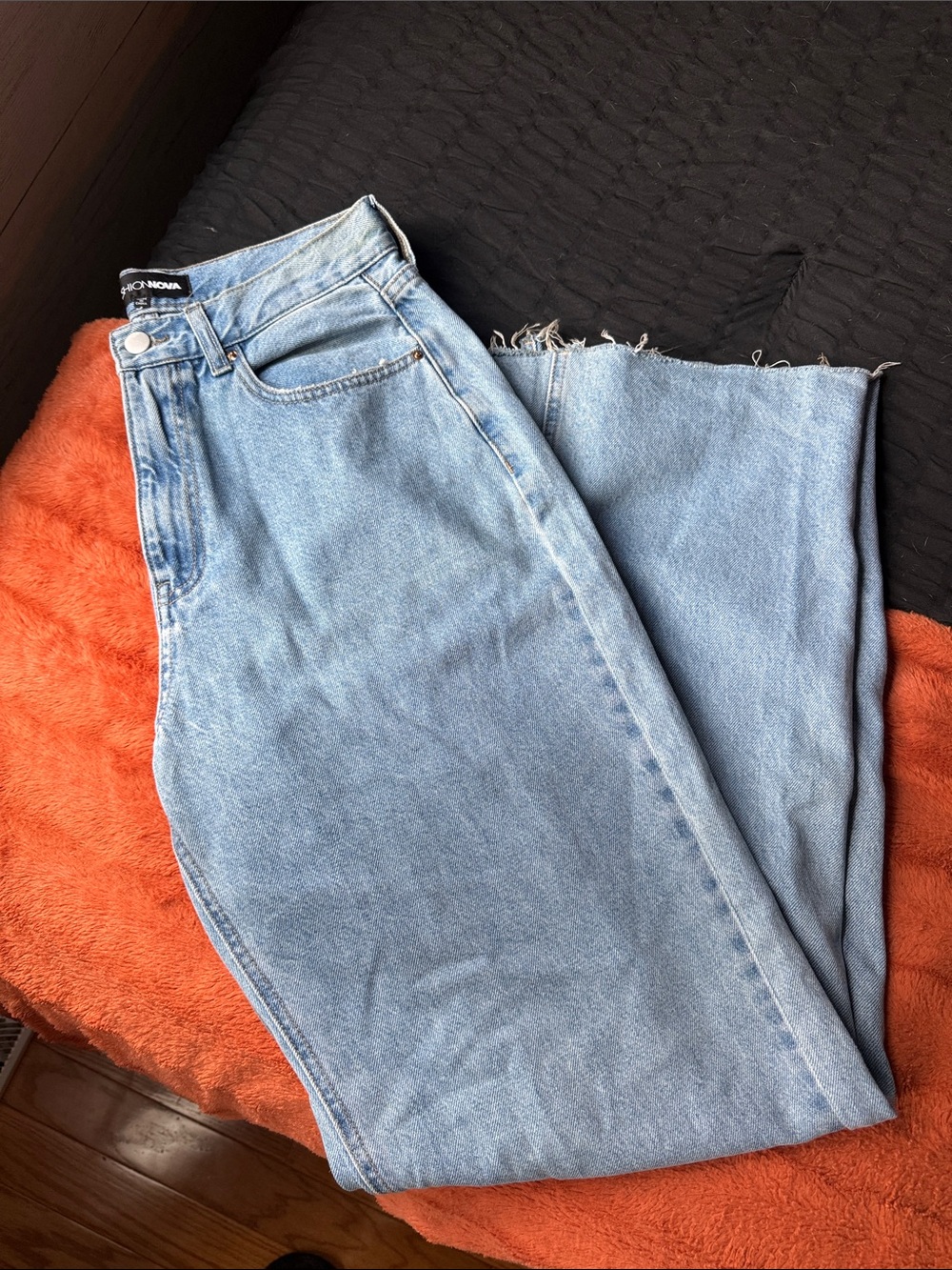 Light Wash High-Rise Women’s Jeans by Fashion nova